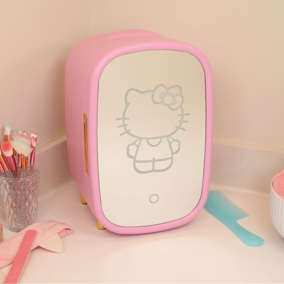 Hello Kitty Cosmetics Fridge - Picture 4 of 9